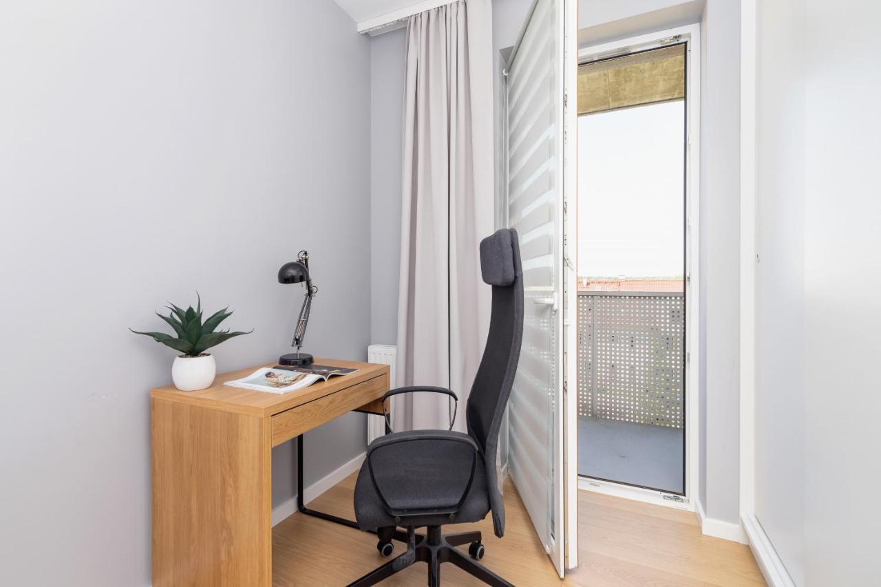 Apartment Modern & Spacious With Air Conditioning & Parking By Renters Prestige