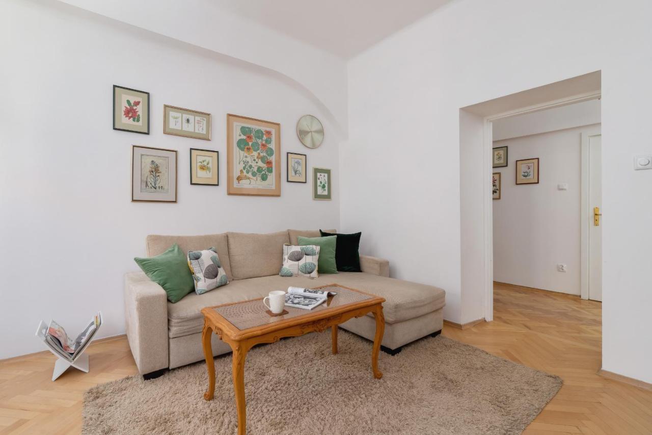 Apartment Spacious Retro In The Center Of Cracow By Renters Krakow