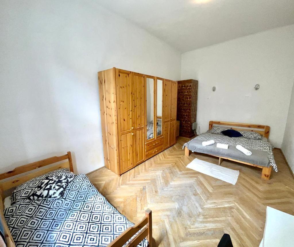 Homestay Bedroom Near The Bus And Train Station