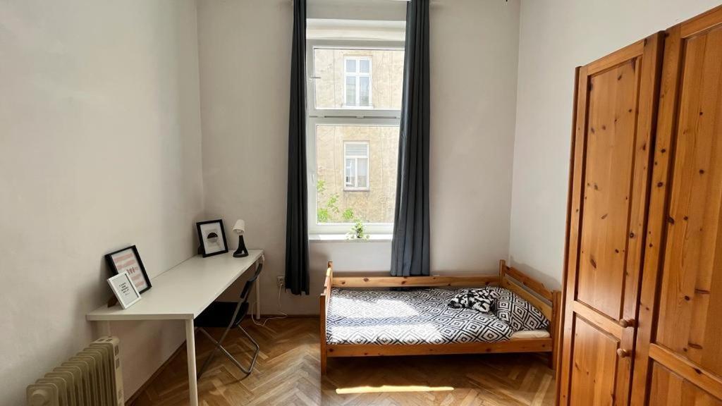 Homestay Bedroom Near The Bus And Train Station