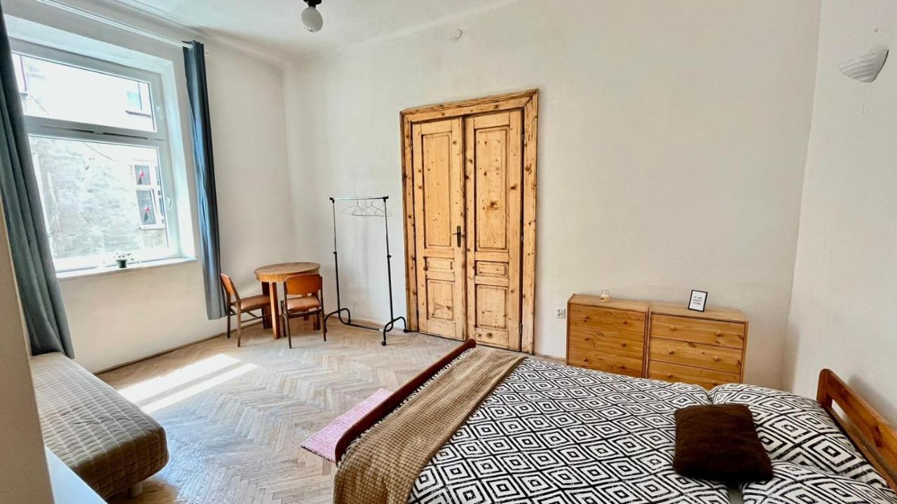 Homestay Bedroom Near The Bus And Train Station *