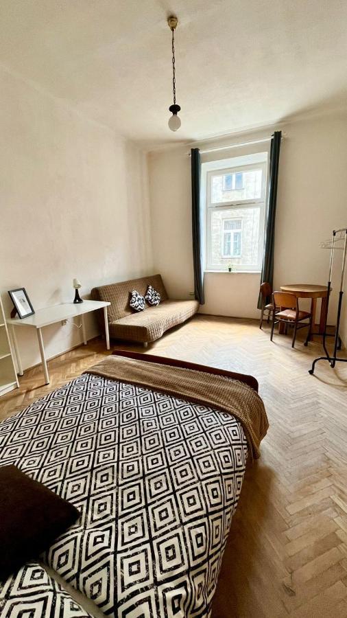 Homestay Bedroom Near The Bus And Train Station *