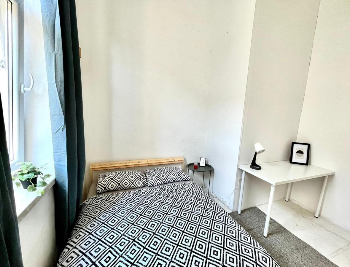 Bedroom Near The Bus And Train Station Homestay Krakow