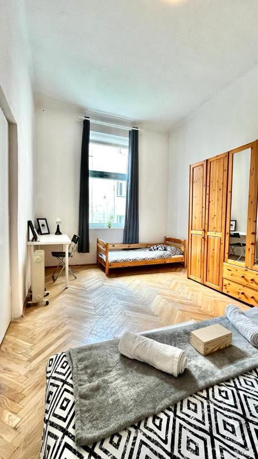 Bedroom Near The Bus And Train Station *