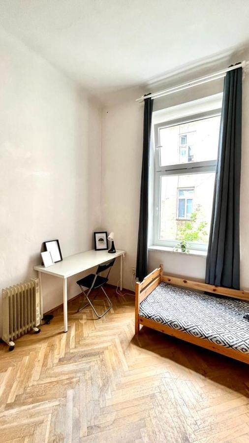 Homestay Bedroom Near The Bus And Train Station