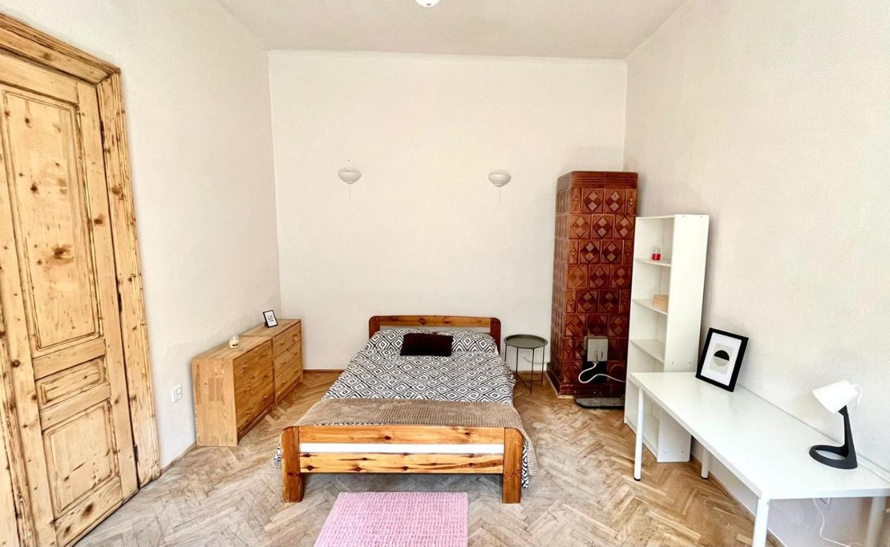 Bedroom Near The Bus And Train Station Homestay