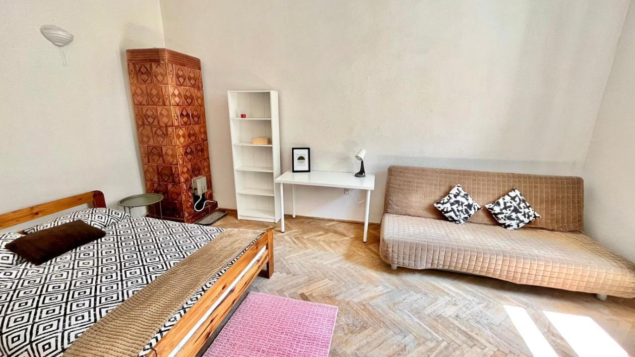 Bedroom Near The Bus And Train Station Homestay