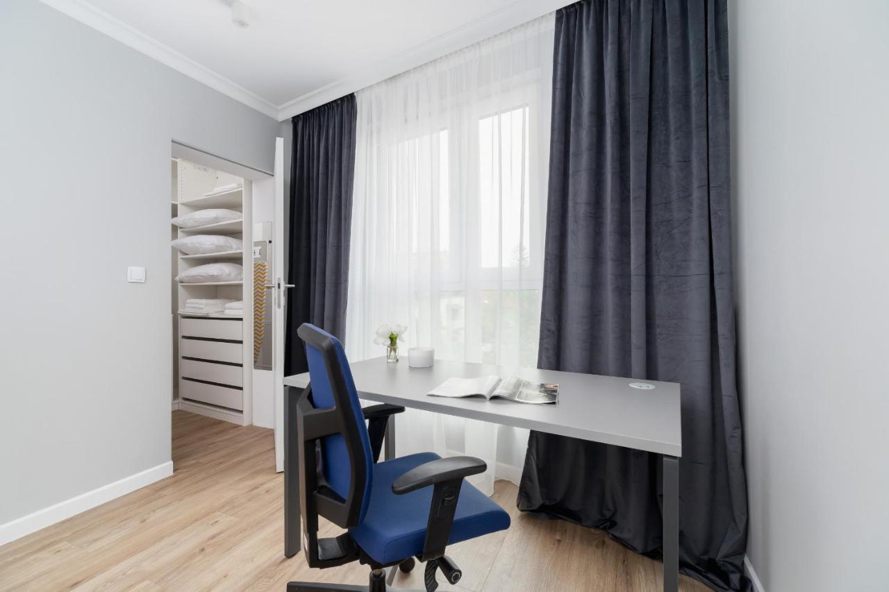 Modern Suitable For Remote Work With Balcony & Parking By Renters Cracóvia
