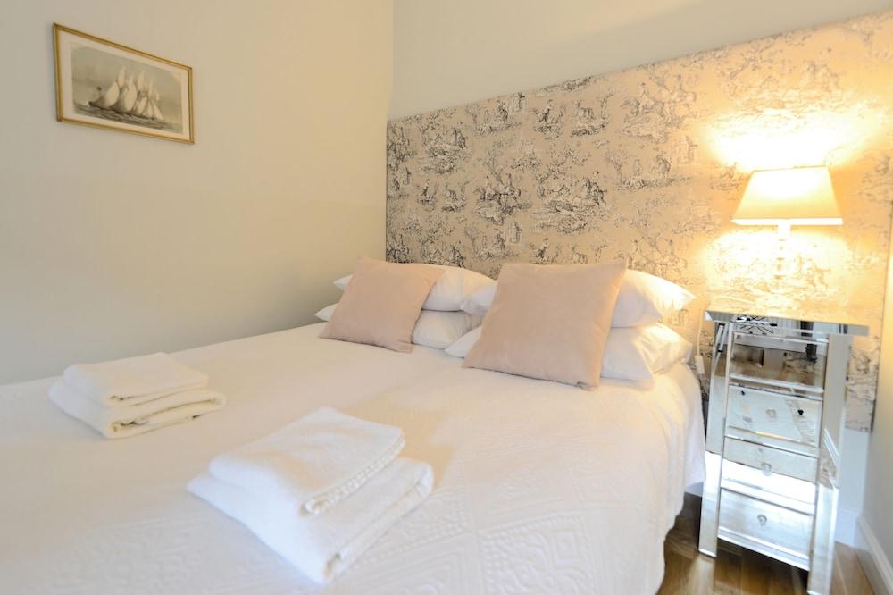 Crystal Chez Helena Aparthotel 3*