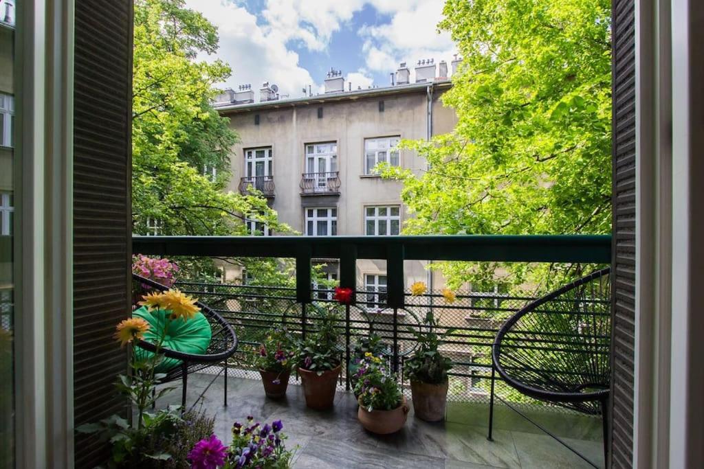 Spacious 3br With Ac In Living Room, 2 Balconies