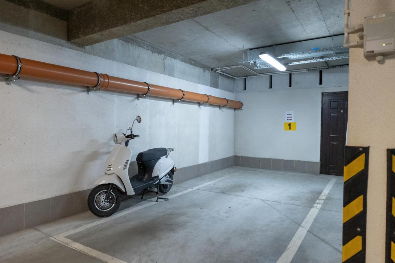 Excellent With Parking & Balcony By Renters Apartment *