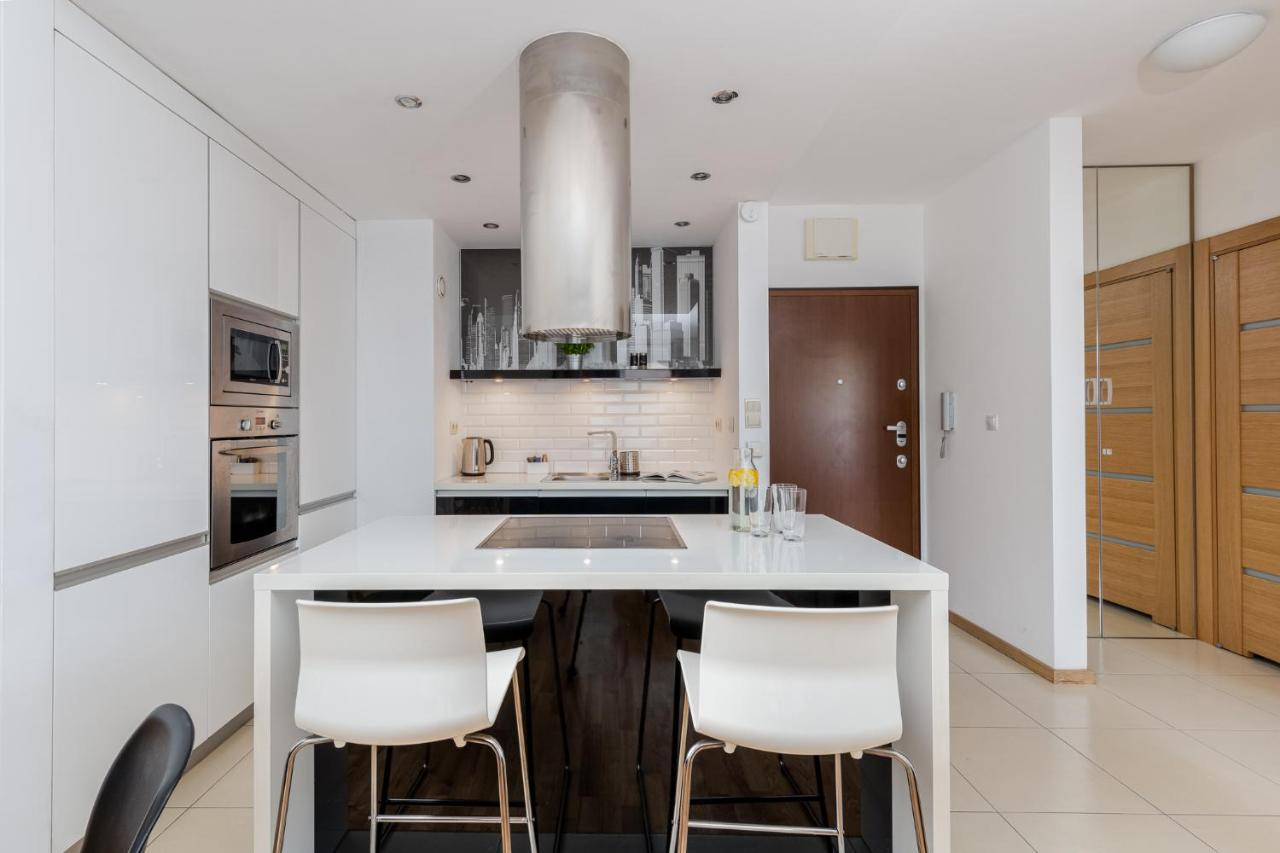 Modern With Free Parking Spot Apartment *
