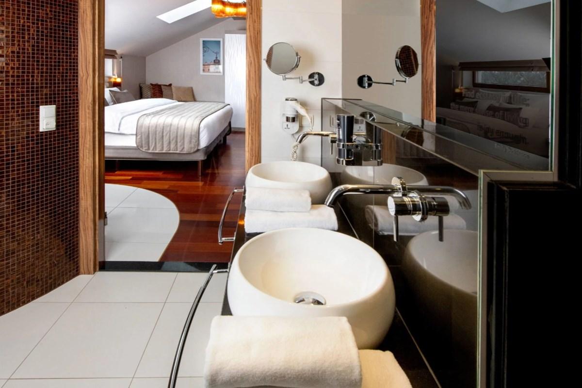 Hotel Leonardo Boutique Center 4*