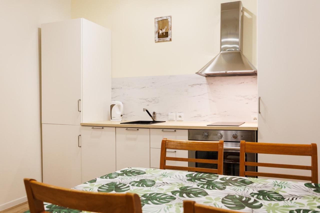 Apartment Of The Kings-edith