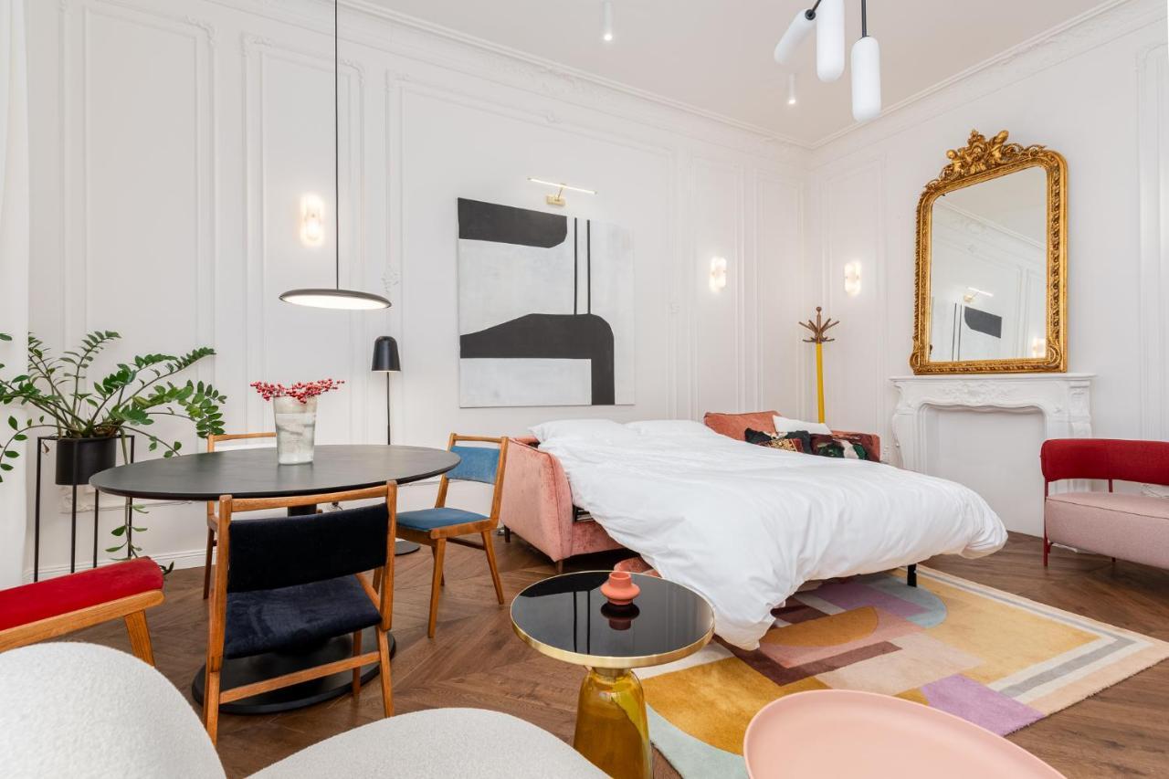 Estery Colourful Luxury Apartment *