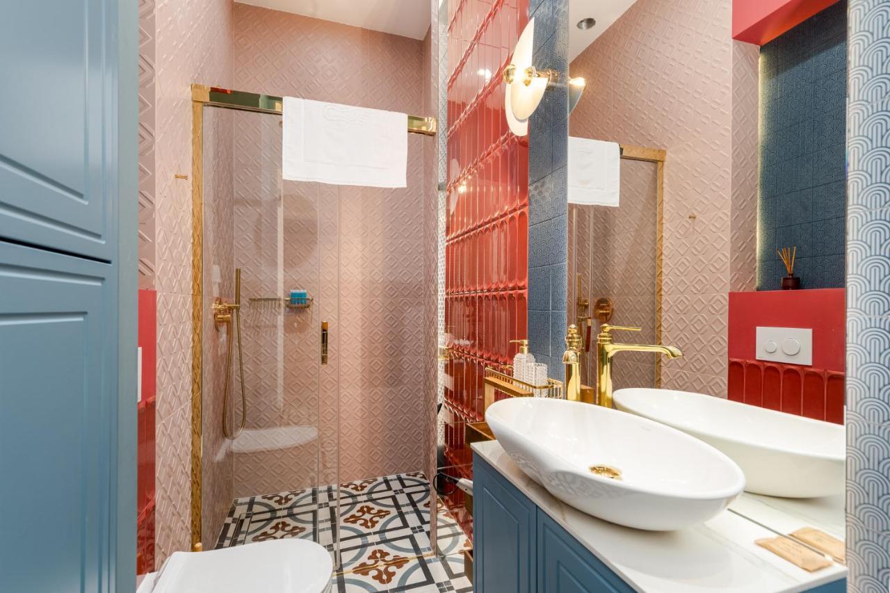 Estery Colourful Luxury Apartment *