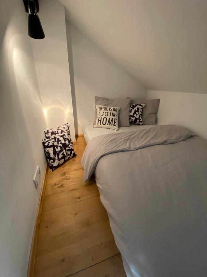 Apartment High Five *