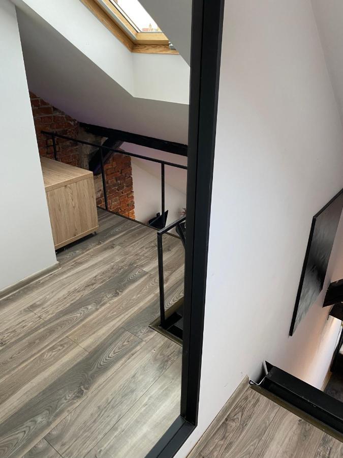 Apartment High Five *