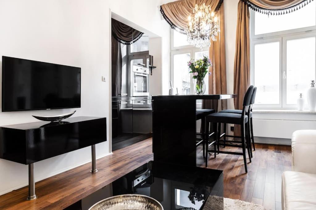 Househost Apartment:lobzowska 22