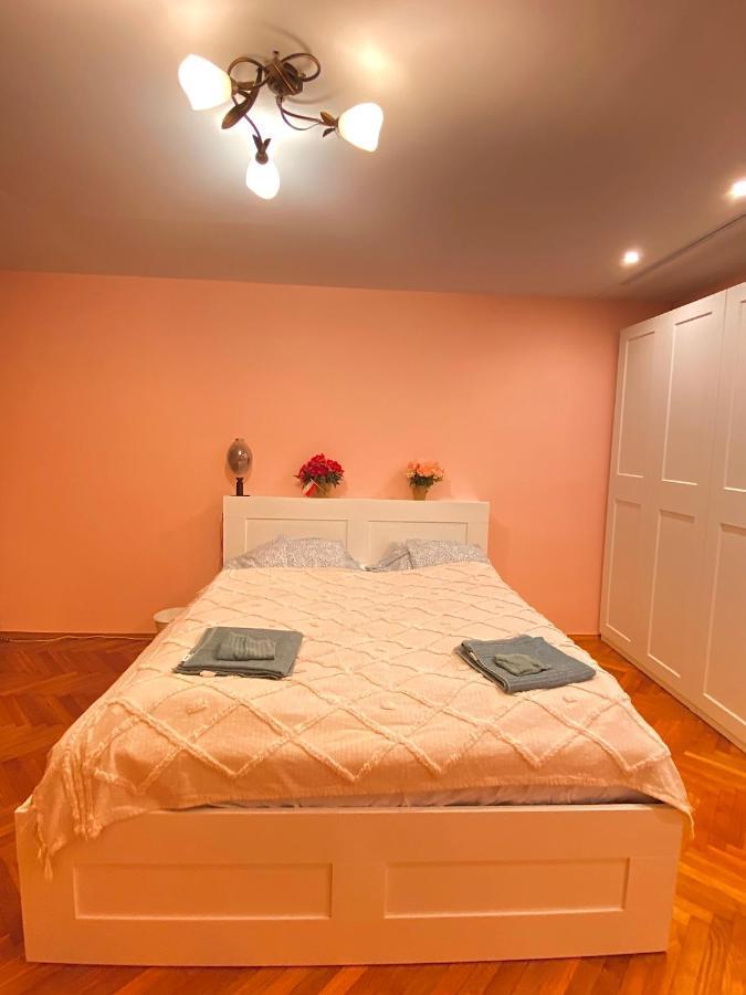 Entire In A Super Location - Cheap Monthly Rate Apartment *