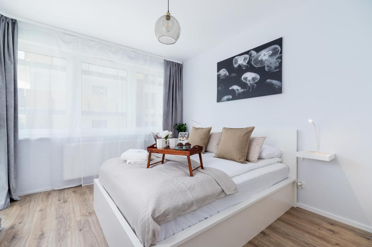 Cracow Bronowicka With Parking By Renters Apartment Krakow