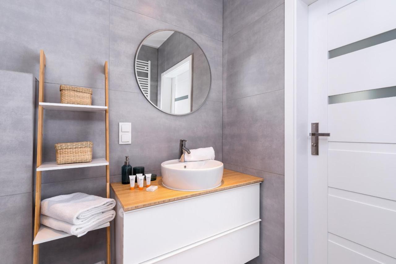 Cracow Bronowicka With Parking By Renters Apartment *