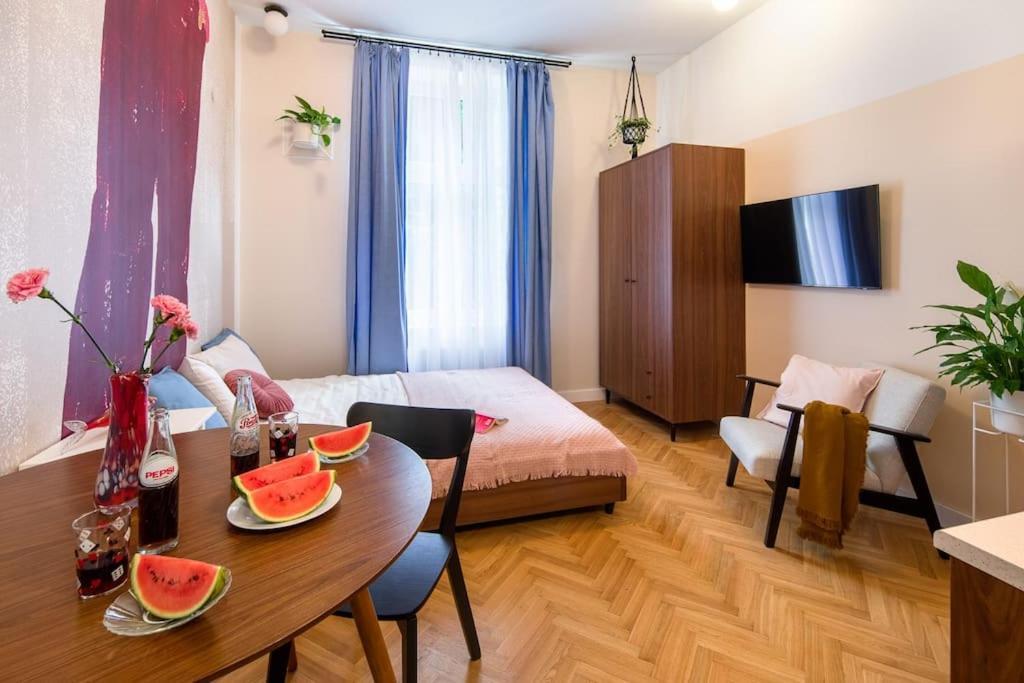 Post-soviet Style In The Centre Apartament *
