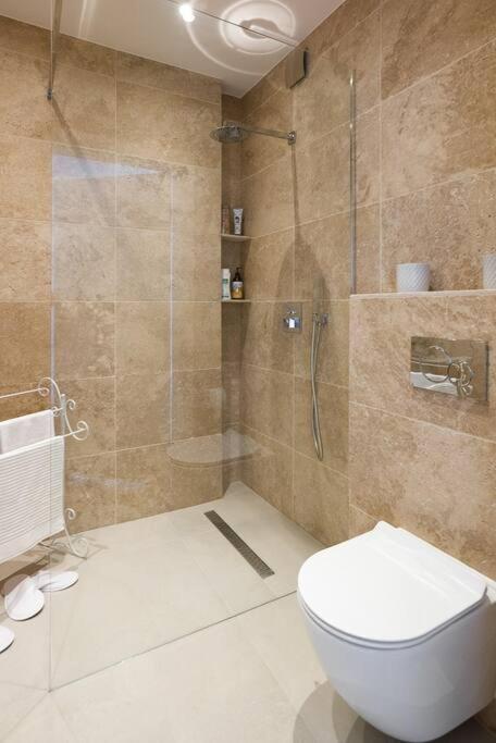 Charming In Perfect Location Apartament *