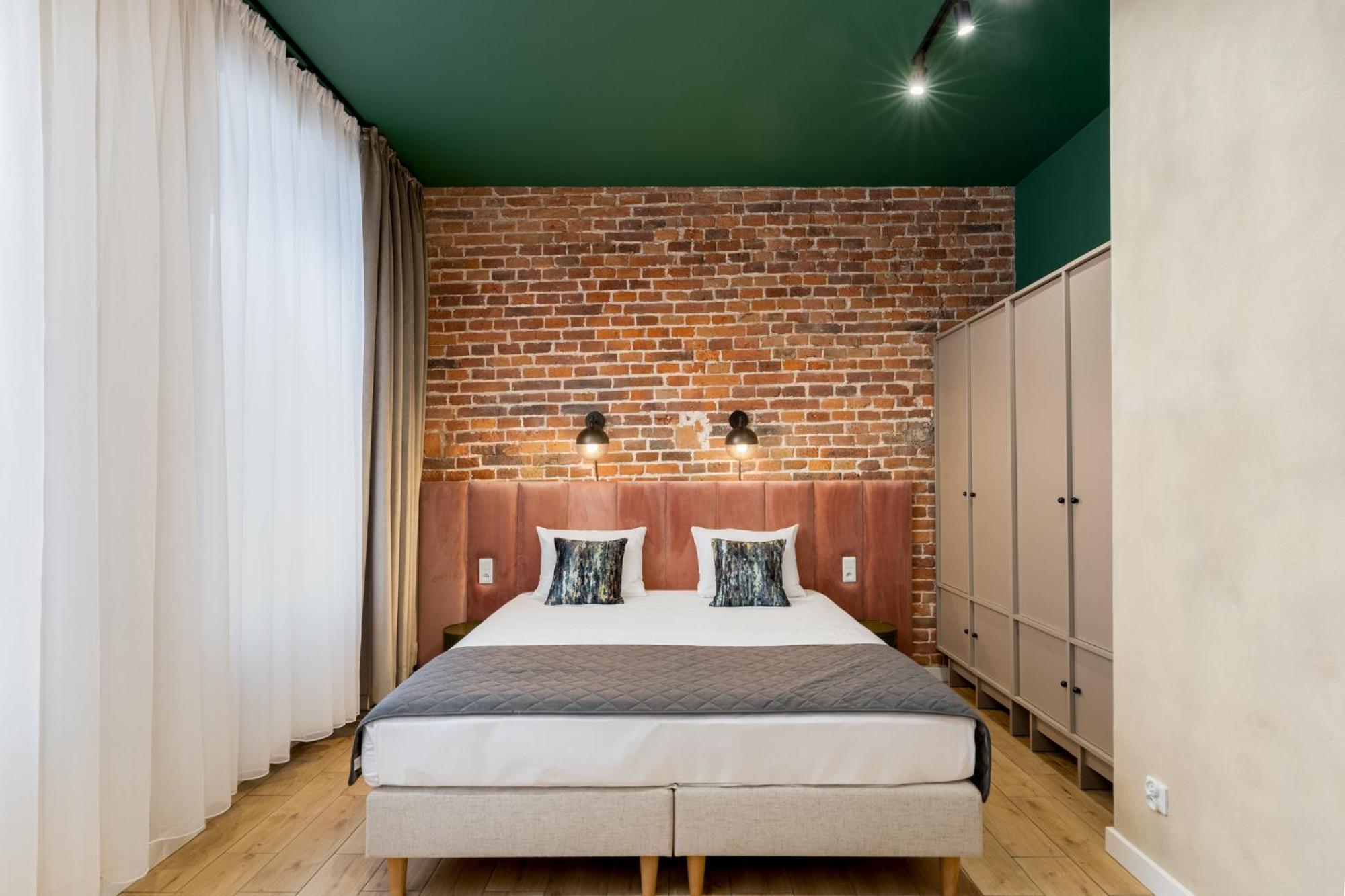 1898 Parkside Boutique 2*