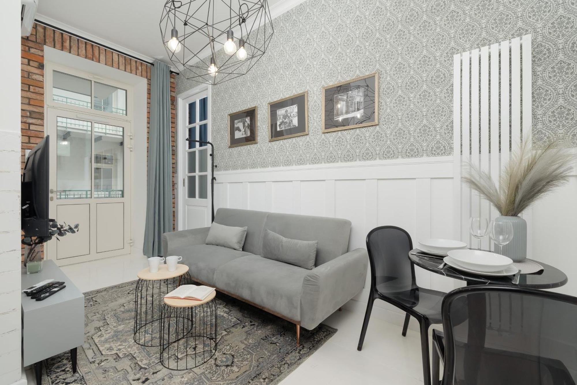 Dietla One Bedroom With Air Conditioning & Balcony By Renters *