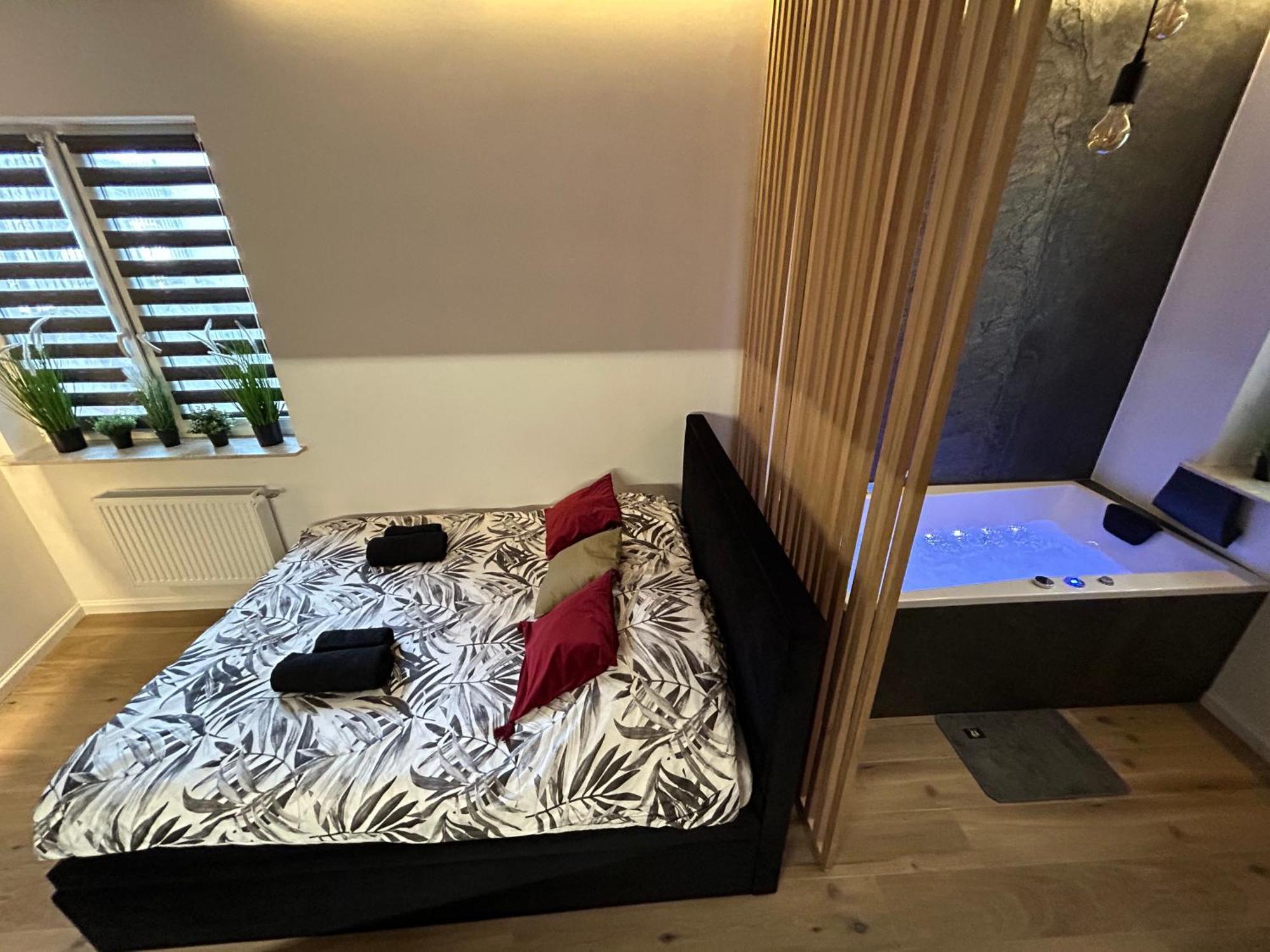 Ocean Black Jacuzzi Apartament *