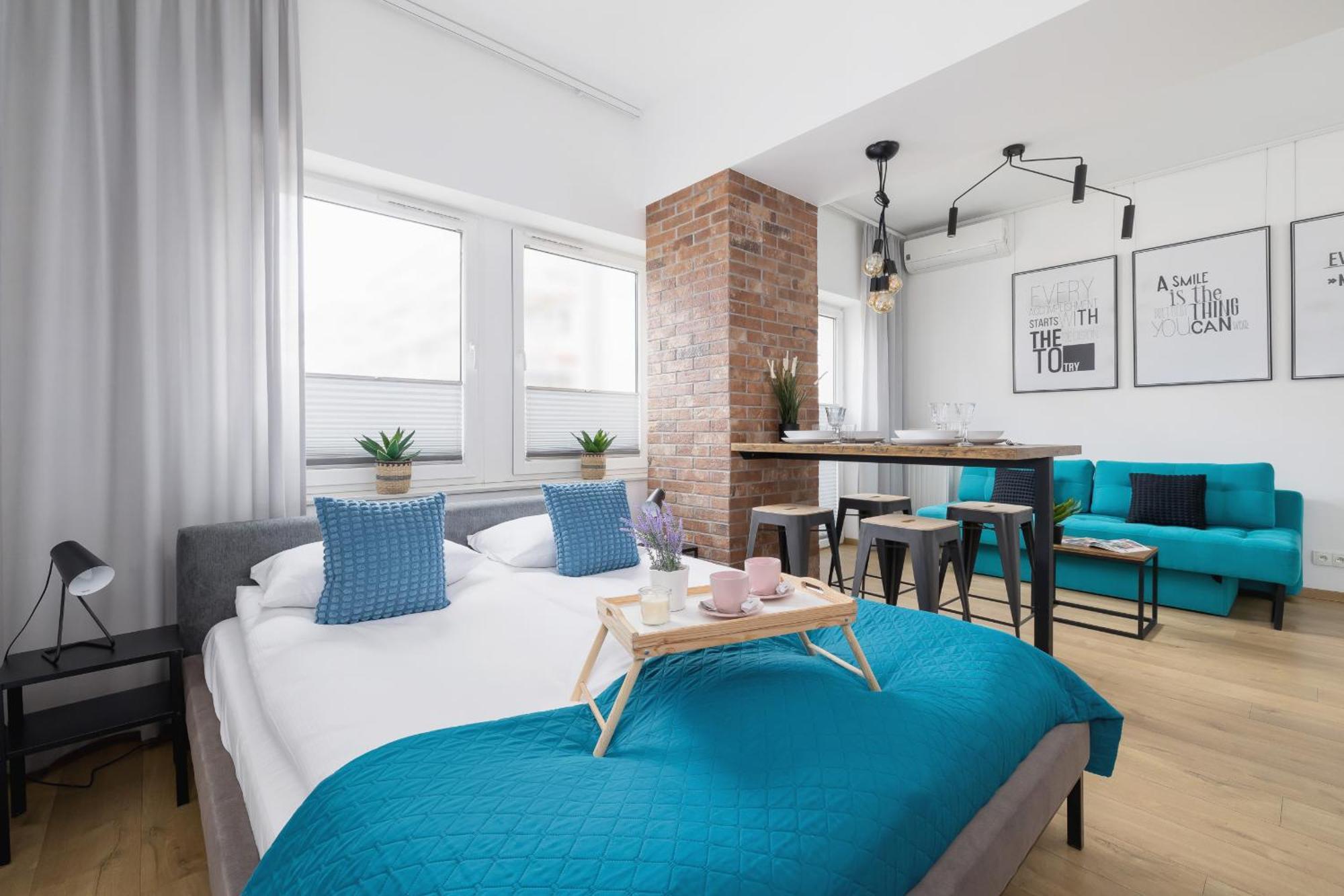 Turquoise Studio With Balcony & Air Conditioning By Renters *