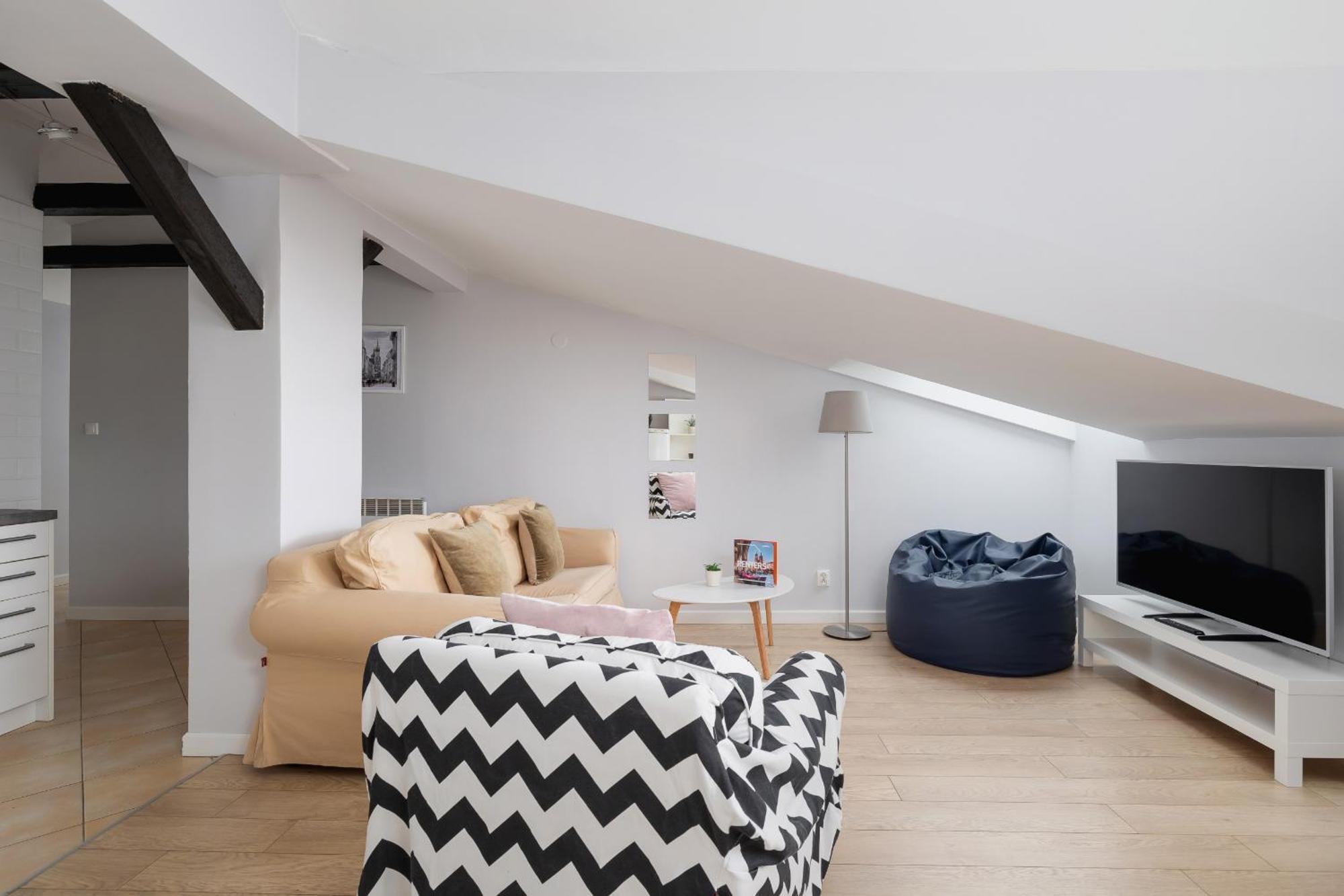 With 2 Bedrooms And Desks In The Center Of Cracow By Renters Apartament
