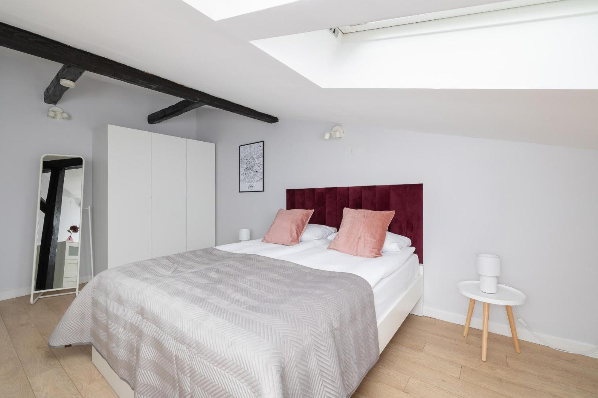 With 2 Bedrooms And Desks In The Center Of Cracow By Renters Kraków