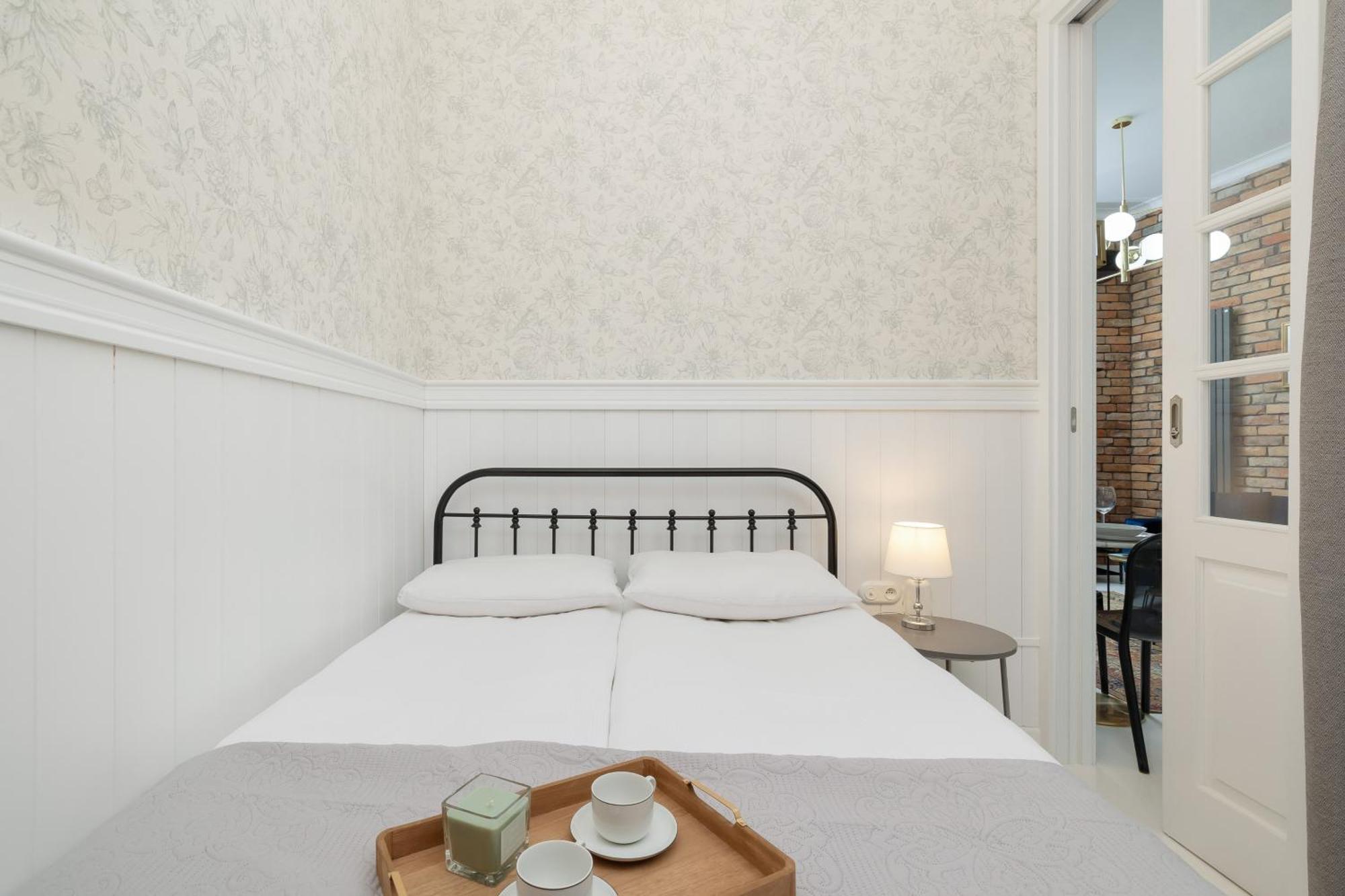 Dietla One Bedroom With Air Conditioning & Balcony By Renters