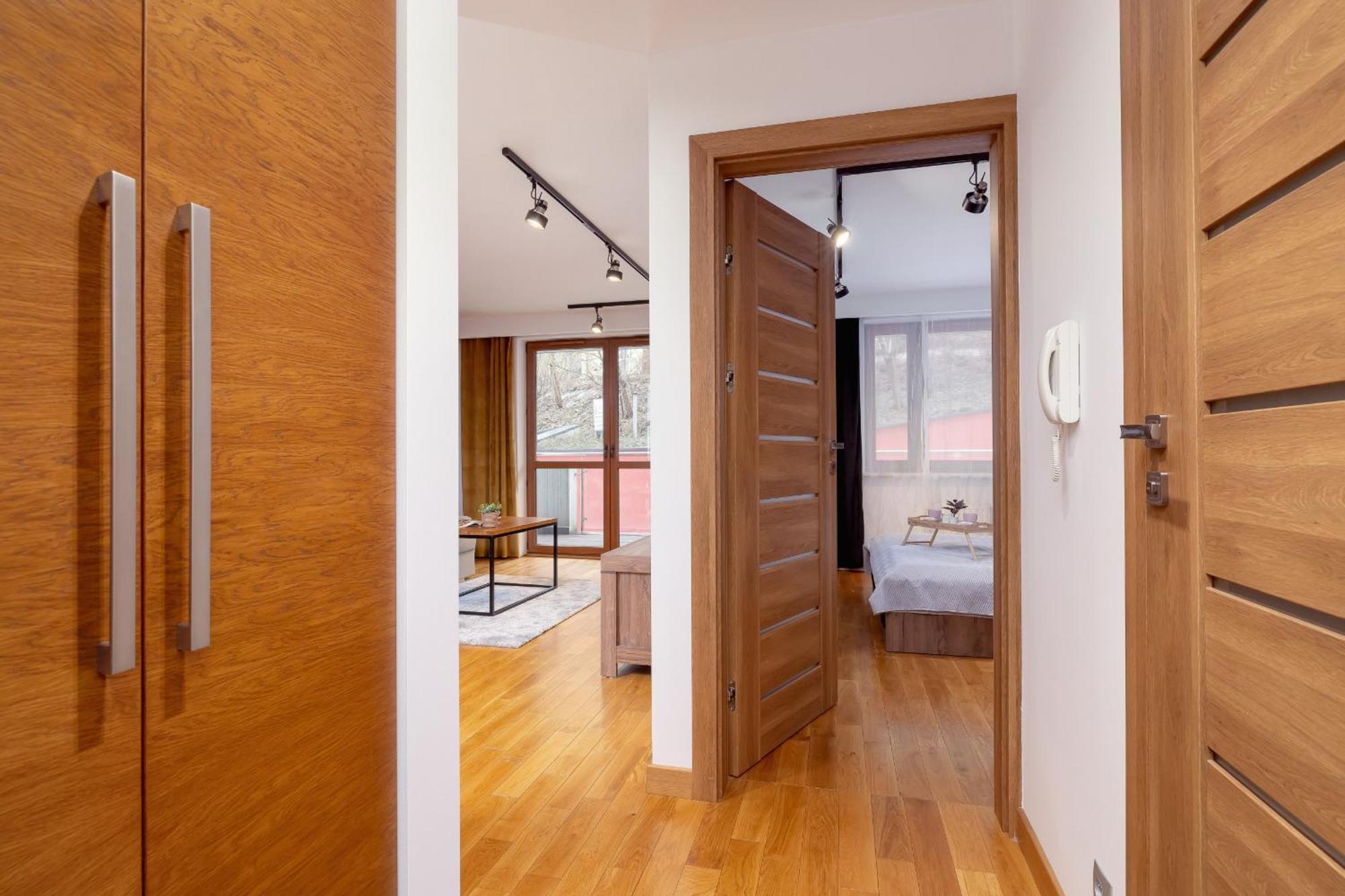 Industrial Fredry With Parking By Renters Apartament *