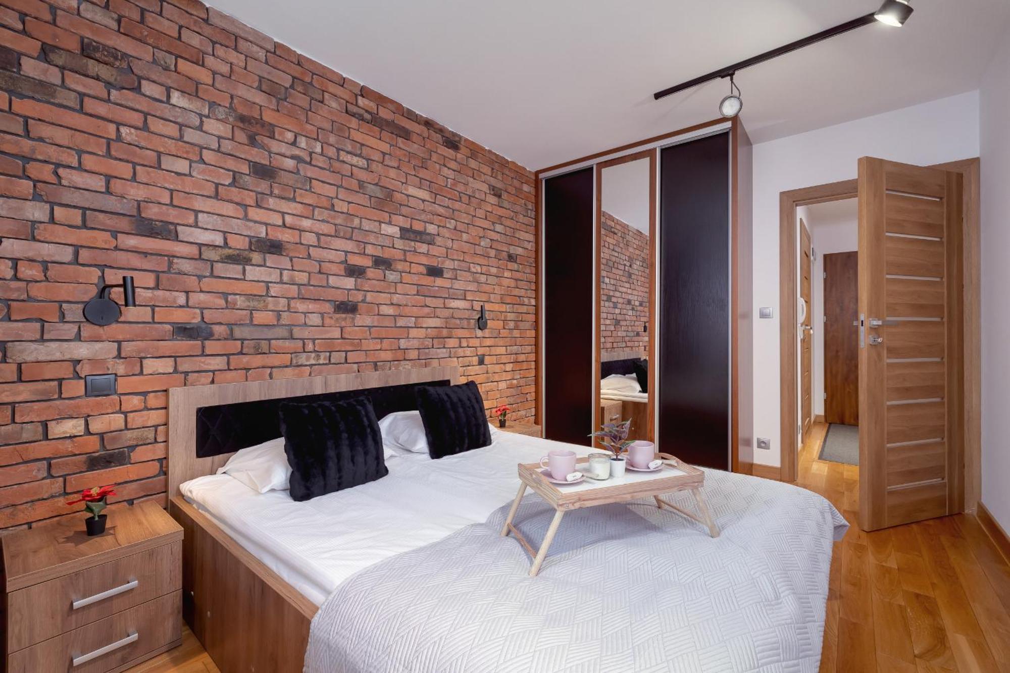 Industrial Fredry With Parking By Renters Apartament