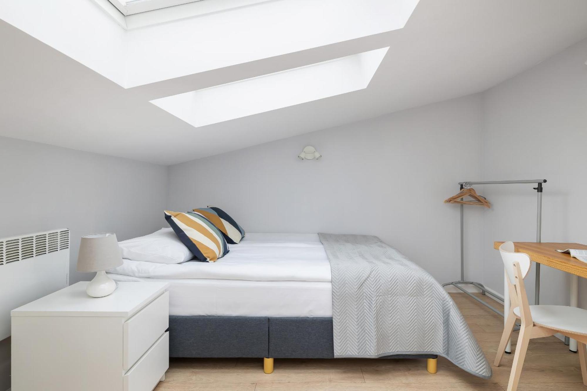 With 2 Bedrooms And Desks In The Center Of Cracow By Renters Apartament *