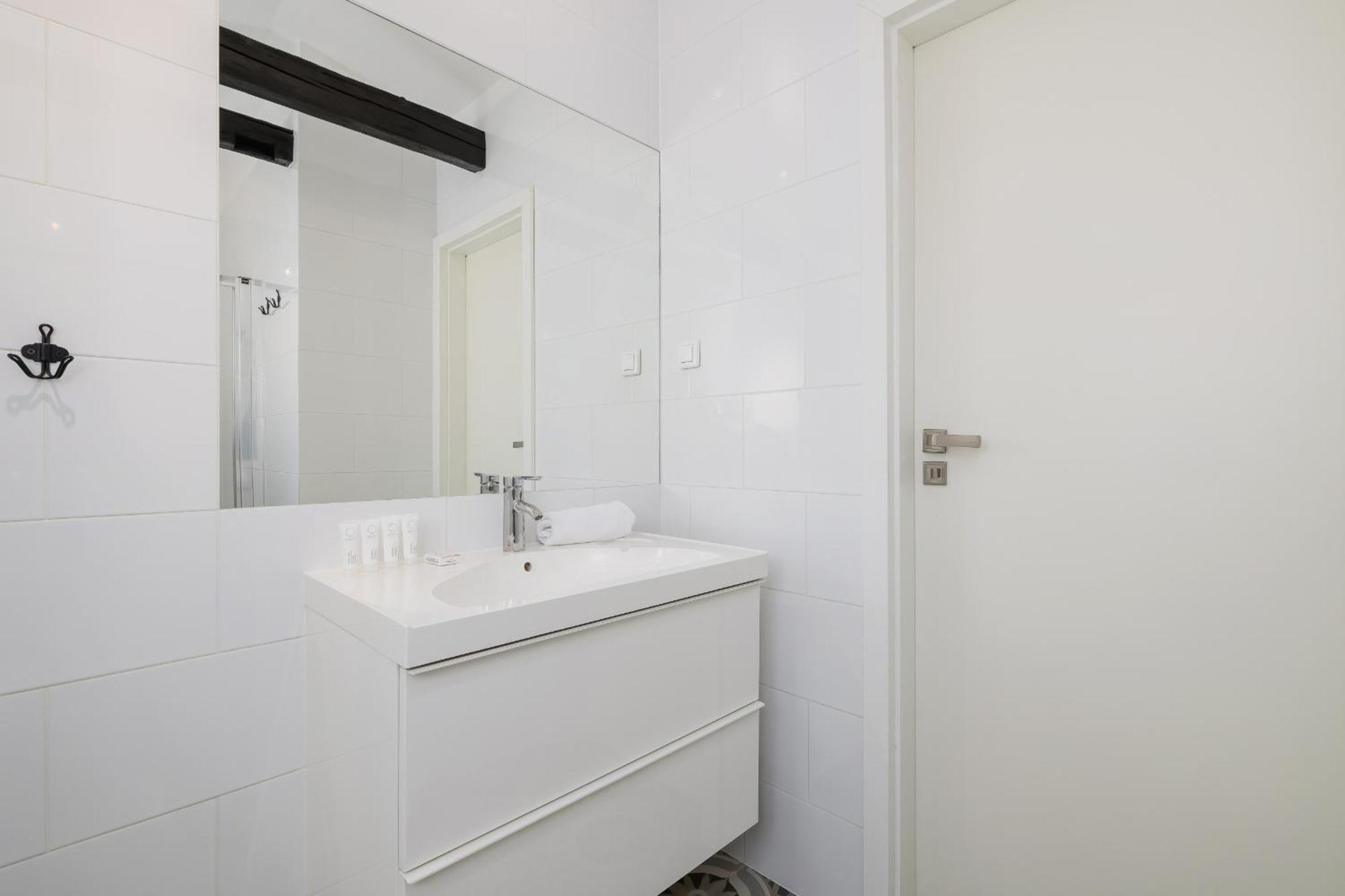 Apartament With 2 Bedrooms And Desks In The Center Of Cracow By Renters