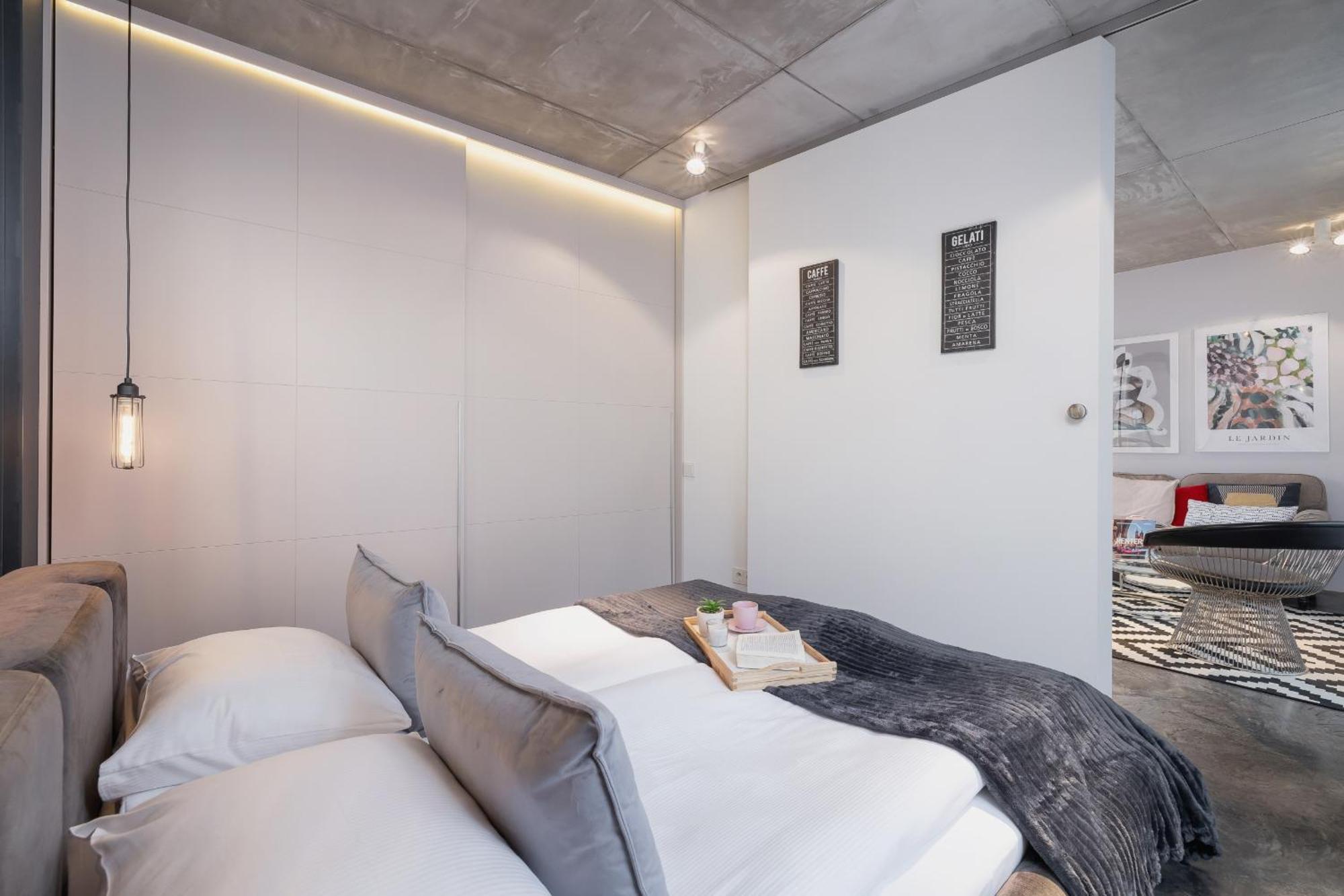Modern And Elegant With Bathtub In Cracow Center By Renters Apartment