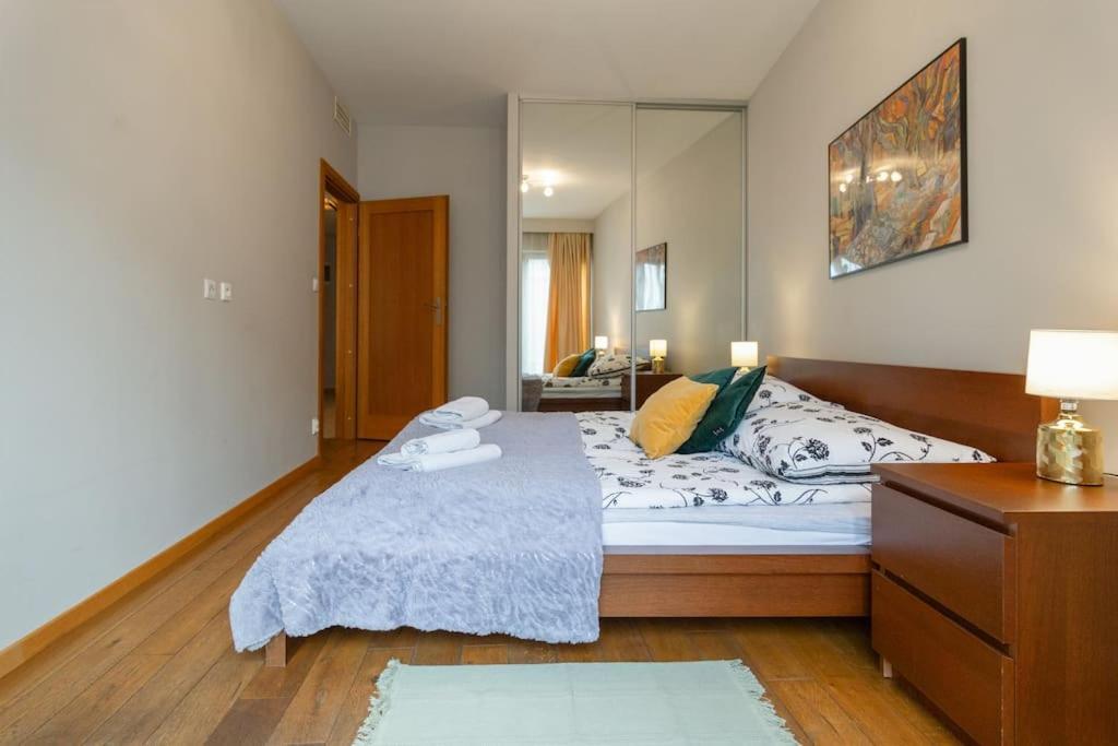Haven, 2-bedroom W/underground Parking! Apartment Krakow