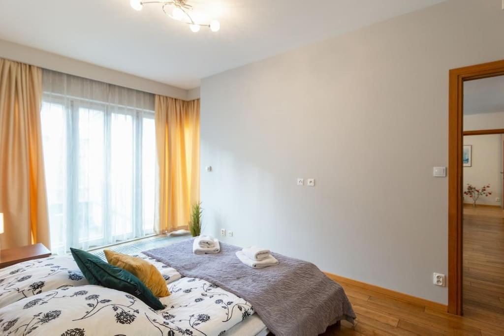 Apartment Haven, 2-bedroom W/underground Parking! Krakow