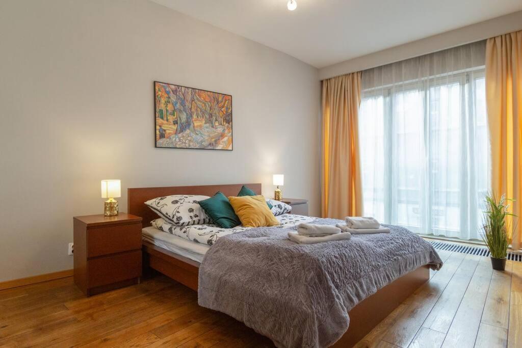 Haven, 2-bedroom W/underground Parking! * Krakow