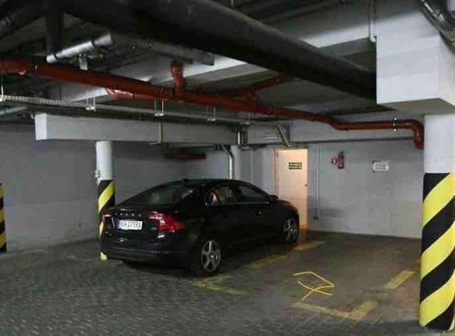 Haven, 2-bedroom W/underground Parking! Krakow