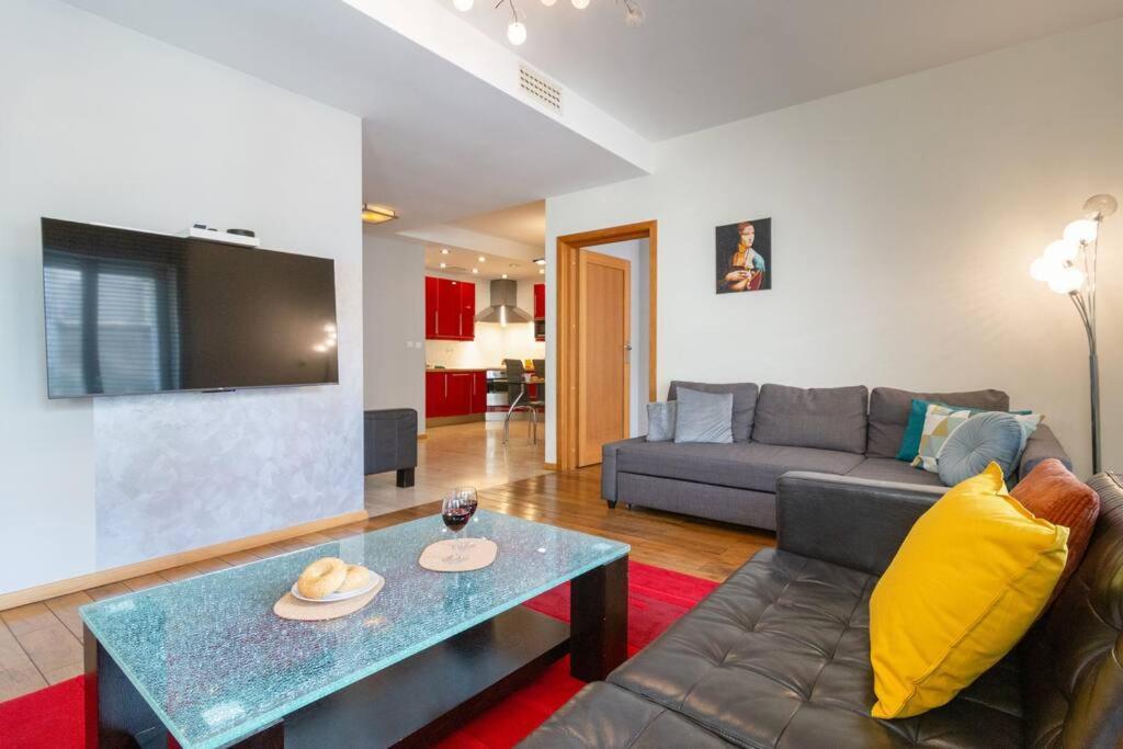 Haven, 2-bedroom W/underground Parking! Krakow