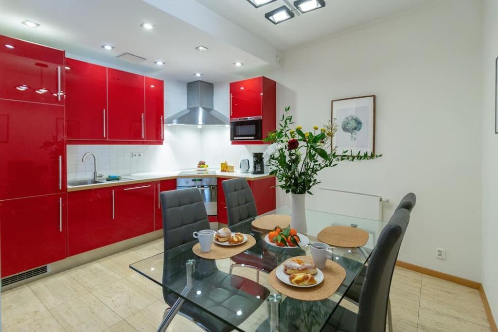 Apartment Haven, 2-bedroom W/underground Parking! *