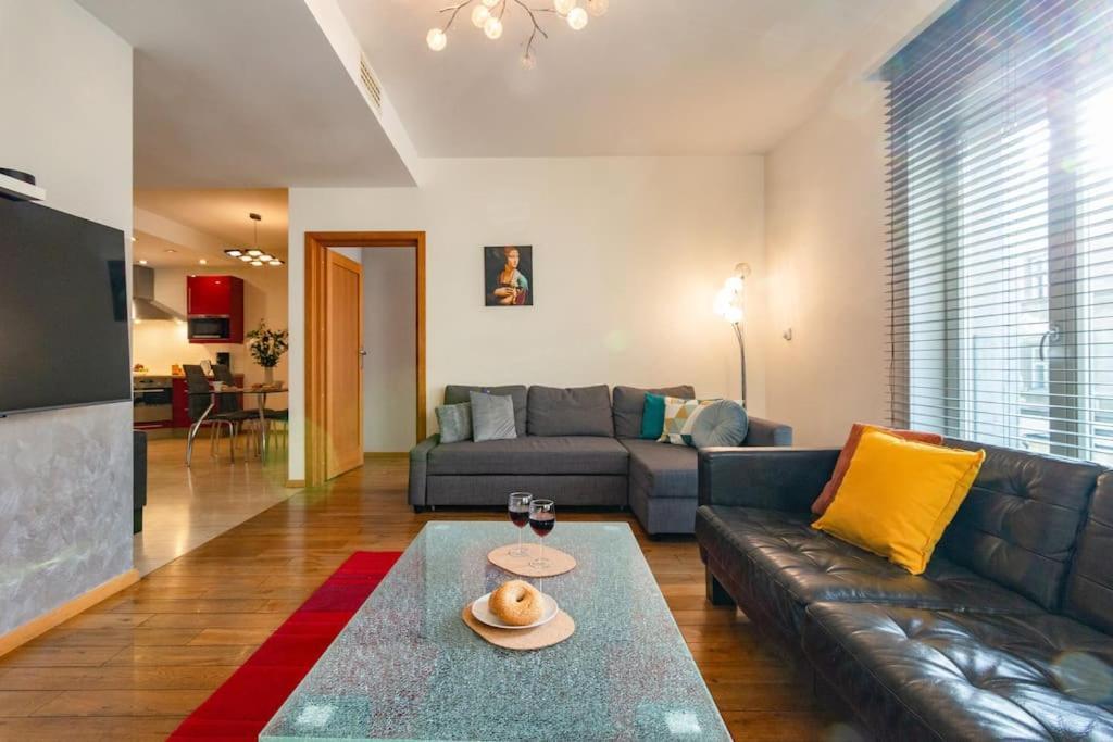 Apartment Haven, 2-bedroom W/underground Parking! Krakow