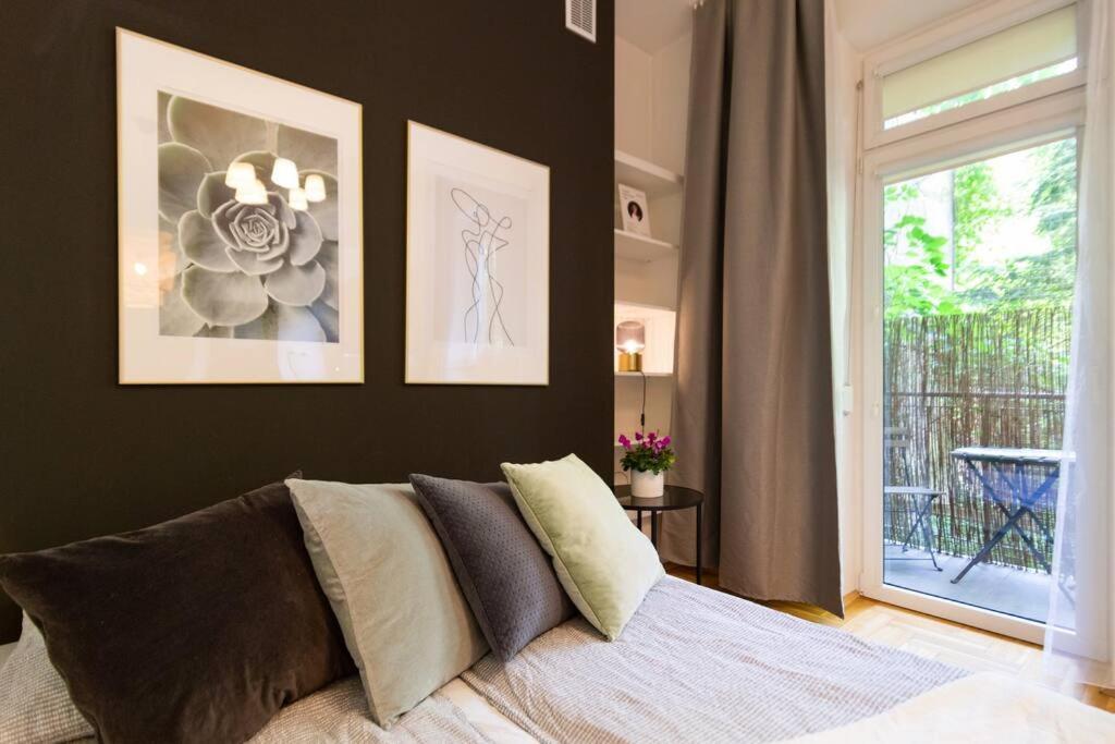 C W/balcony Apartment