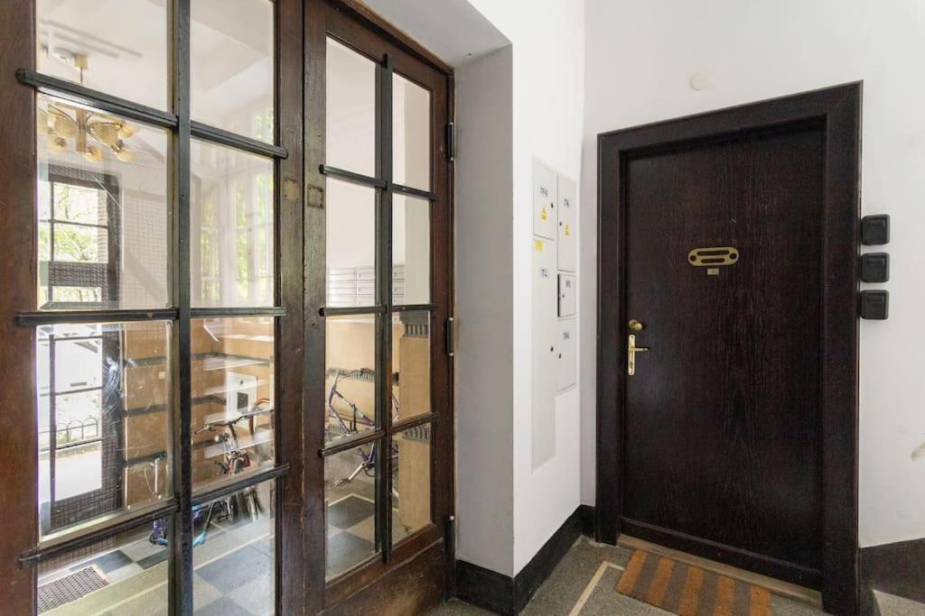 June A Apartment *