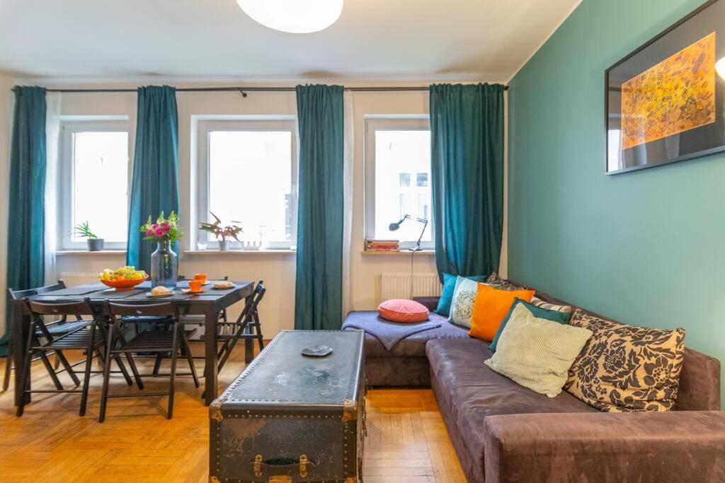 Domus Krakowski 3-bedroom Apt.
